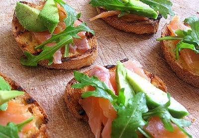 Crostini z awokado rukolą i łososiem wędzonym