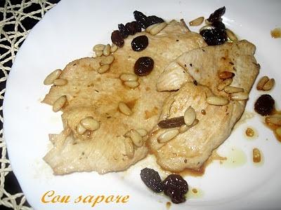 Cotolette di pollo z rodzynkami i orzeszkami pinii, bez panierki, z Marsalą