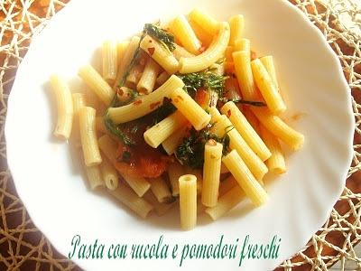 Makaron z rukolą i świeżymi pomidorami