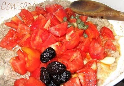 Farfalle z tuńczykiem i pomidorami
