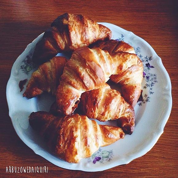 Croissanty z nutellą i cappuccino - propozycja na śniadanie