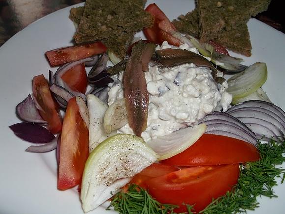 Pasta z sardelami i czerwoną cebulą