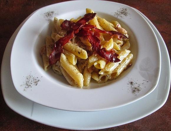 Carbonara z bekonowymi plastrami
