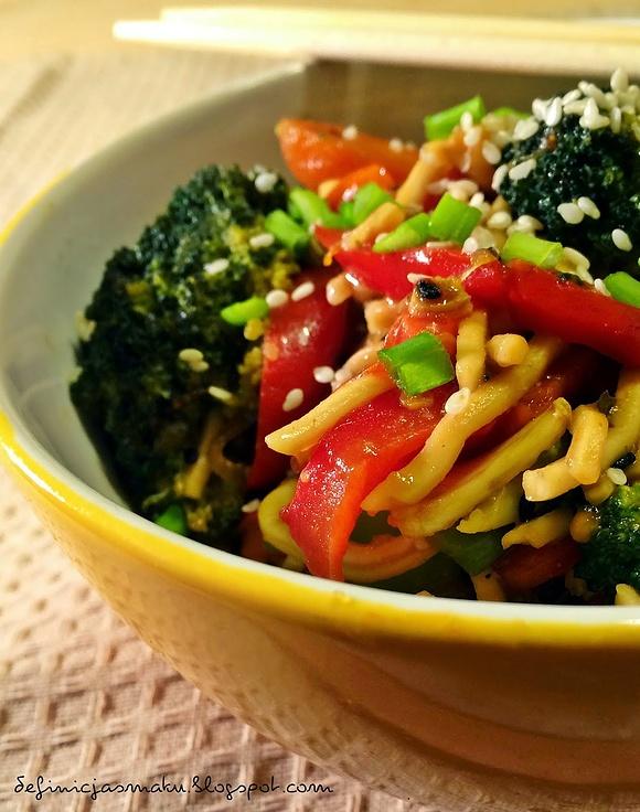 Stir fry z brokułem, papryką i orzeszkami ziemnymi