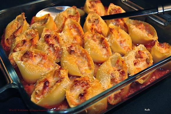 Conchiglie z łososiem i sosem pomidorowym