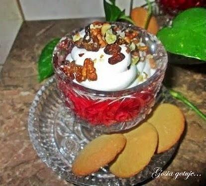 Sorbet truskawkowy z bitą śmietaną i mascarpone