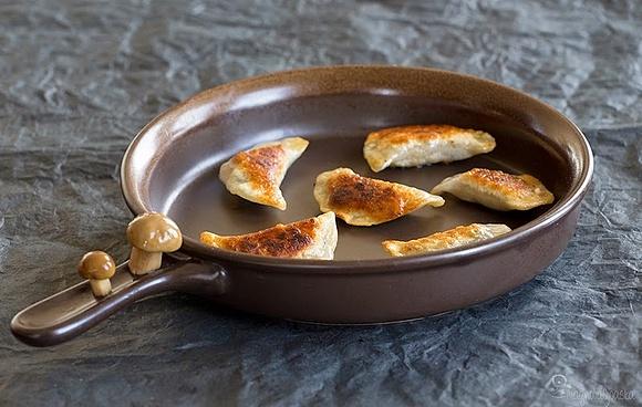 Podsmażane pierogi z kapustą i grzybami