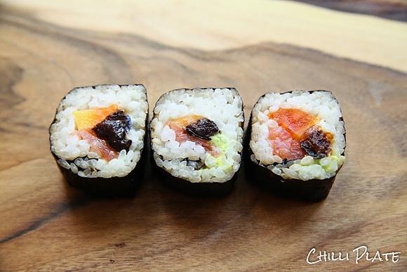 Jak przygotować ryż do sushi, zwinąć maki i ura maki