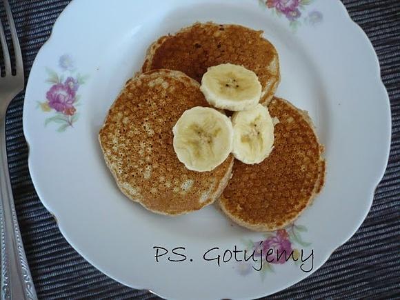Śniadaniowe placuszki z kaszy manny z bananami i cynamonem