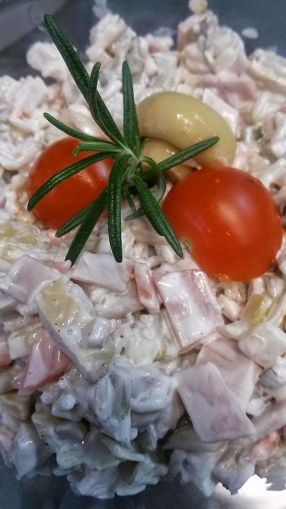 Śniadaniowa sałatka z ryżu, pieczarek i szynki