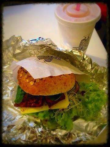 Krowarzywa burger z tofu i warzywami