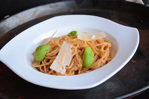 Pełnoziarniste spaghetti z pomidorowo-słonecznikowym pesto