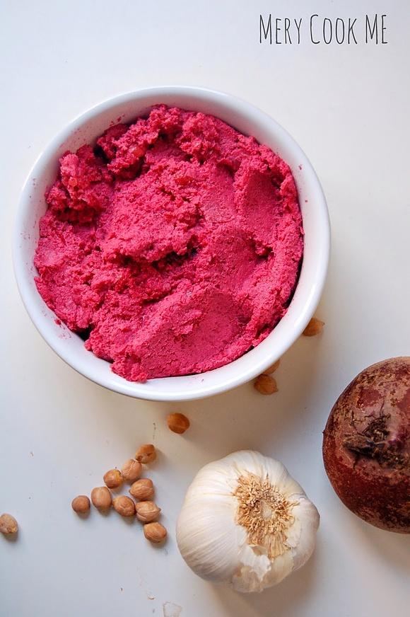 Hummus z burakiem