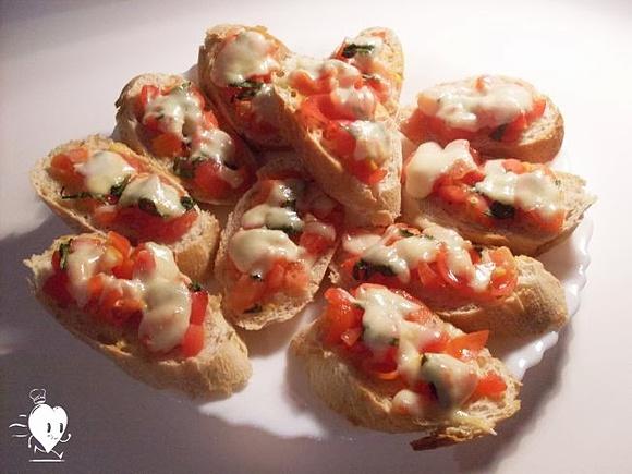 Bruschetta z pomidorami, czosnkiem i bazylią