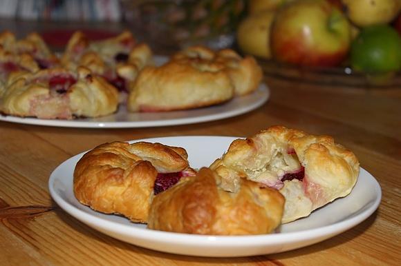 Szybkie ciastka francuskie z twarogiem i malinami