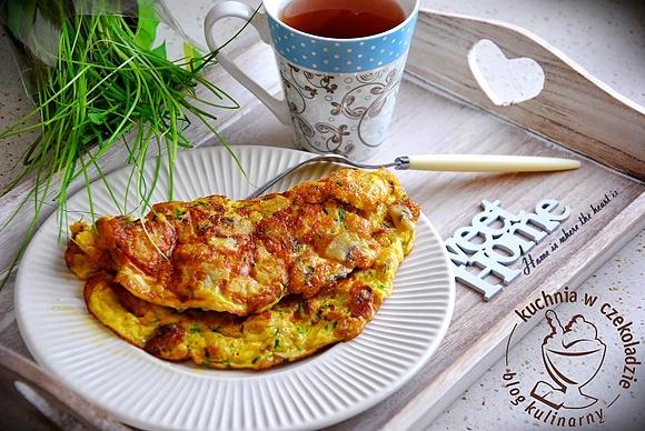 Omlet z grzankami i serem żółtym