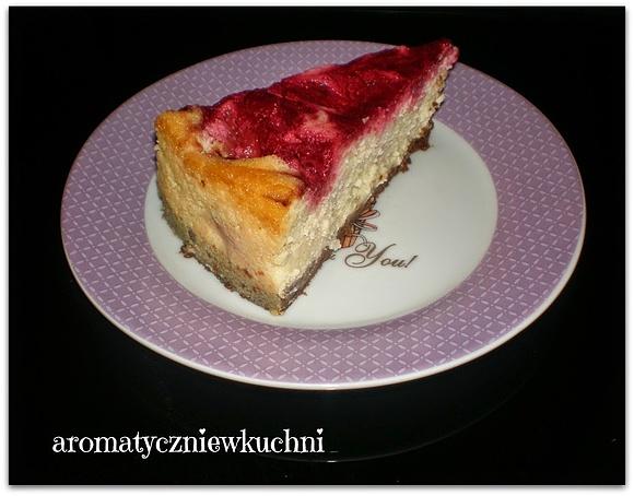 Sernik z musem malinowym na spodzie brownie