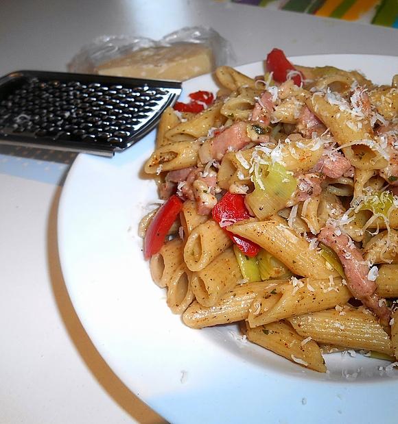 Penne z boczkiem porem, papryką i parmezanem
