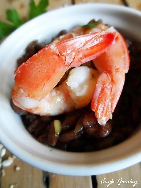 Krewetki na maśle z czosnkiem i natką pietruszki na czerwonym risotto