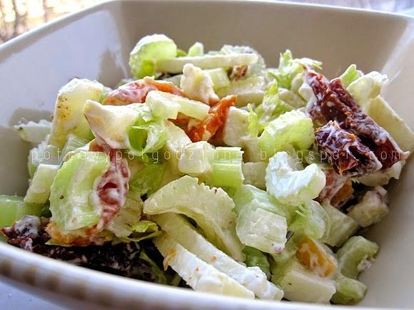 Surówka z selera naciowego z sosem tahini