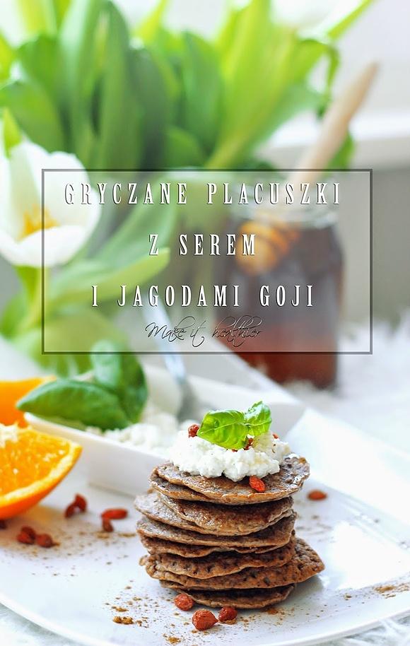 Kakaowe placuszki gryczane z serem, jagodami goji i miodem