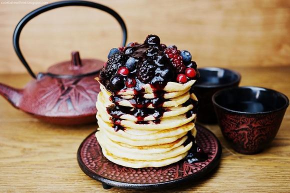 Manno-owsiane pancakes z musem z owoców leśnych