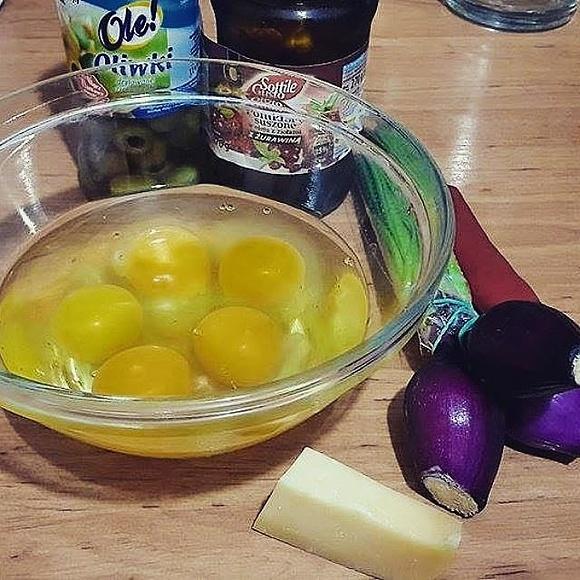 Fritatta z suszonymi pomidorami i cukinią