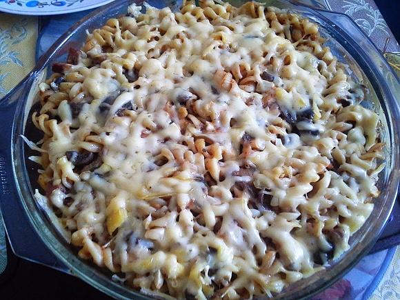 Makaronowa zapiekanka z kiełbasą i pieczarkami