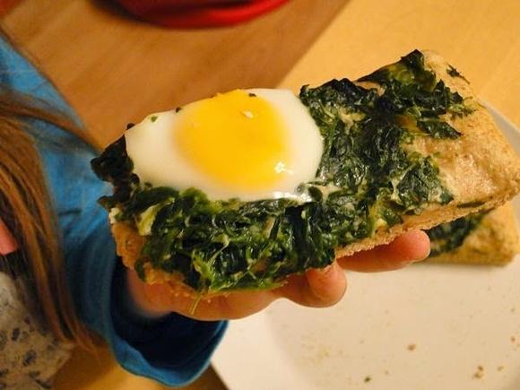 Pizza razowa z szpinakiem i jajkiem