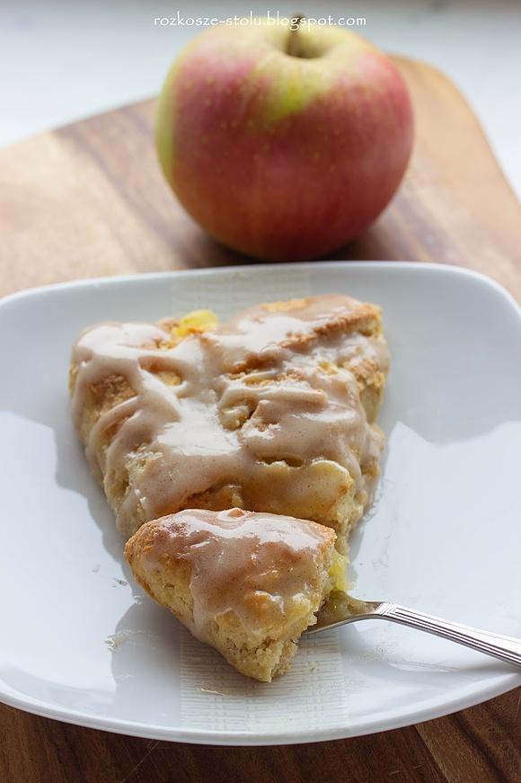 Sconesy z karmelizowanymi jabłkami
