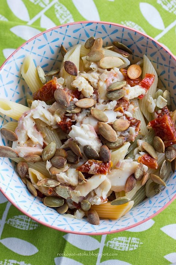 Penne z wędzonym jesiotrem, suszonymi pomidorami i pestkami dyni