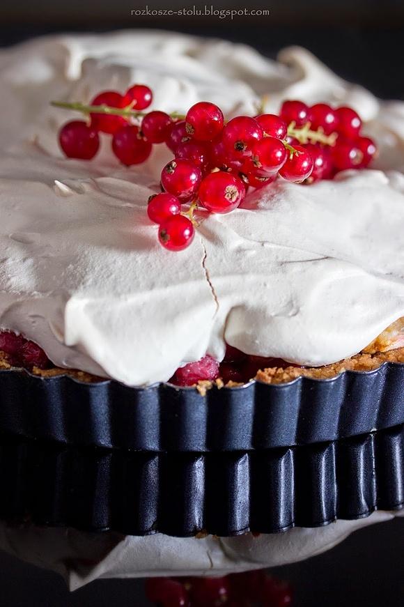 Tarta z porzeczkami i jabłkami pod bezą