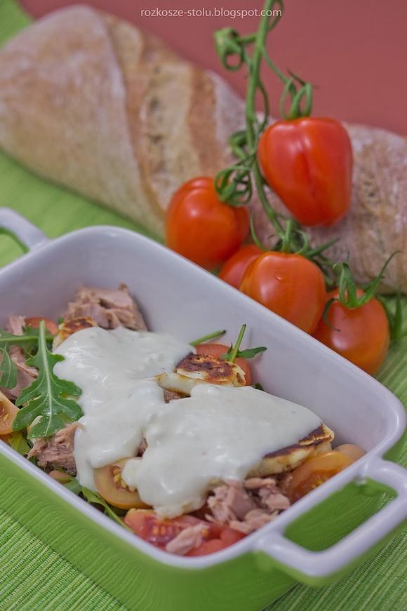 Sałatka z tuńczykiem, fasolą i grillowanym haloumi