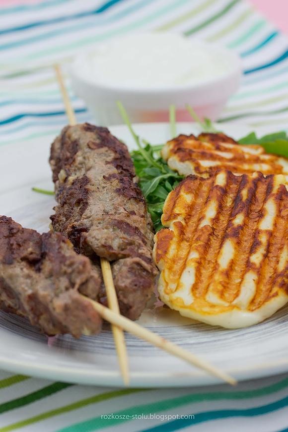 Kofte kebaby i sałatka z grillowanym haloumi