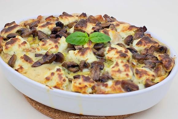 Zapiekanka z indykiem, pieczarkami i kozim serem