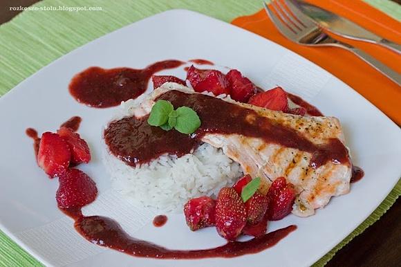 Grillowany łosoś z sosem truskawkowo-balsamicznym
