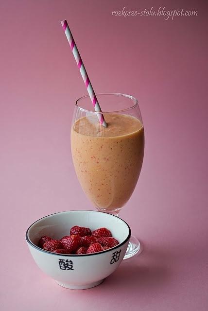 Koktajl z mango i truskawek