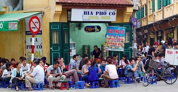 Hanoi i kultura jedzenia na ulicy w Wietnamie