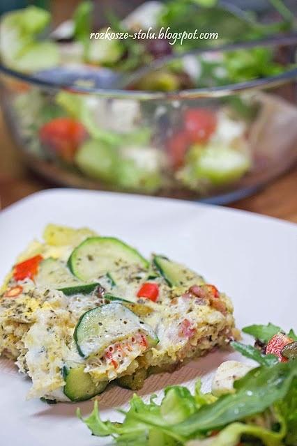 Zimowa frittata z cukinią, ziemniakami i papryczką