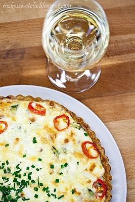 Smakowita tarta z cukinią boczkiem i kozim serem