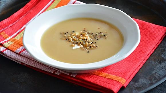 Zupa krem z czarnej rzepy z posypką z chleba i czarnego sezamu