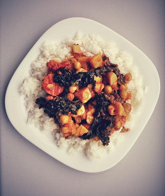 Pomidorowe curry z jarmużem, ciecierzycą i ziemniakami