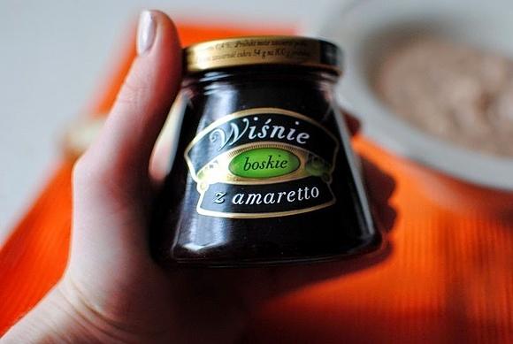 Wiśnie z amaretto na czekoladowym serniczku z wiejskiego
