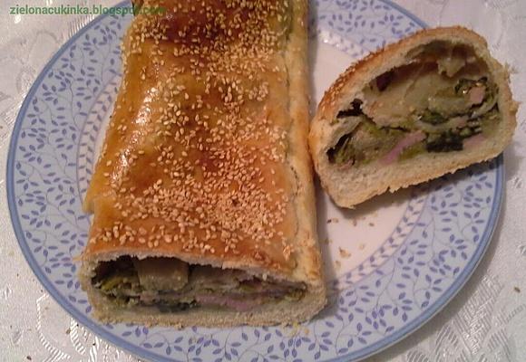 Sezamowy chlebek nadziewany gotowanymi warzywami