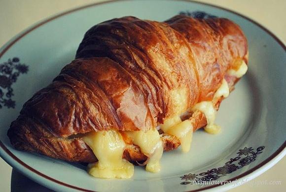 Croissant z serem i szynką