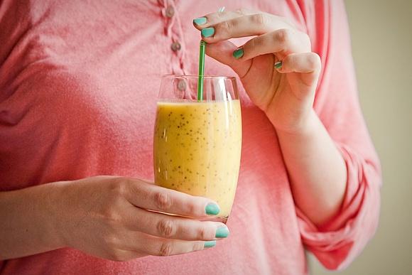 Smoothie na noworoczne wyrzuty sumienia Ananas mango imbir chia