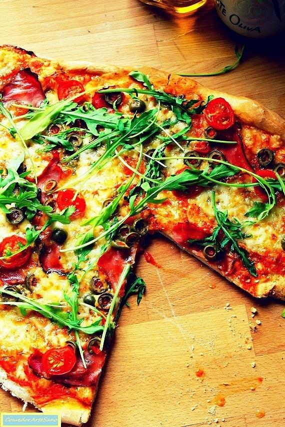 Pizza z szynką, oliwkami, pomidorami i rukolą
