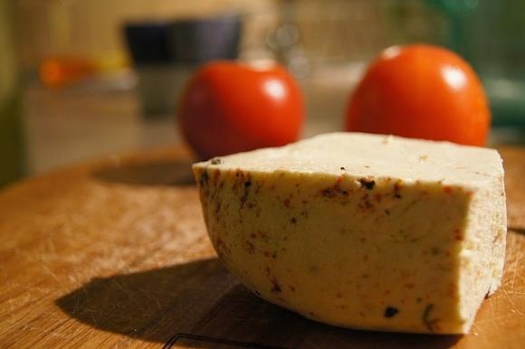 Makaron zapiekany z pomidorami i bazylią