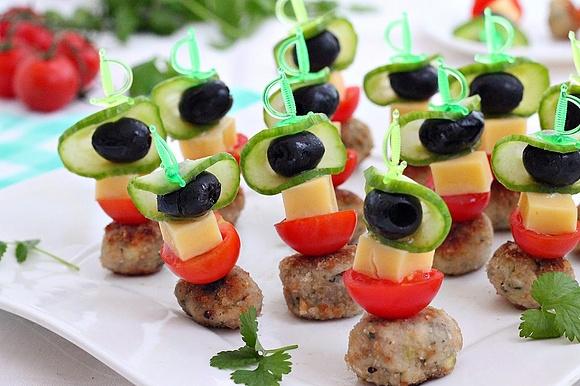 Koreczki imprezowe z mini kotlecikami mielonymi