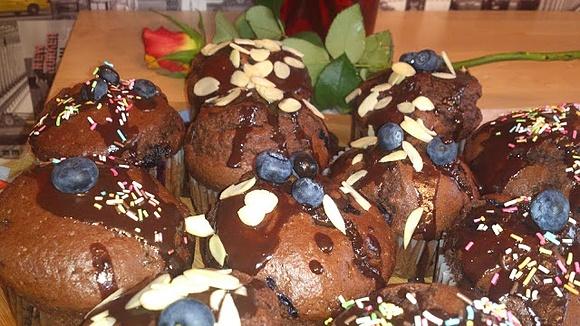 Kakaowe muffiny z czekoladą i borówkami